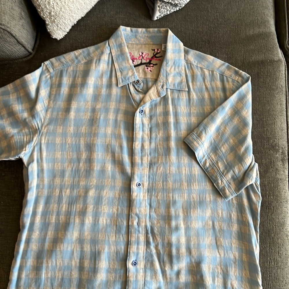 Short sleeve shirt.